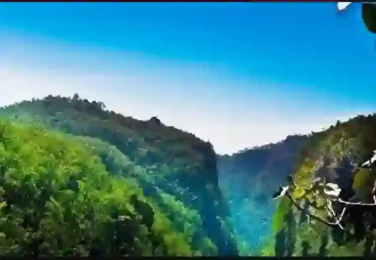 Panchmani of Pacnhmarhi is a beautiful hill station in Madhya Pradesh, due to its natural beauty, it is called 'Queen of Satpura'..